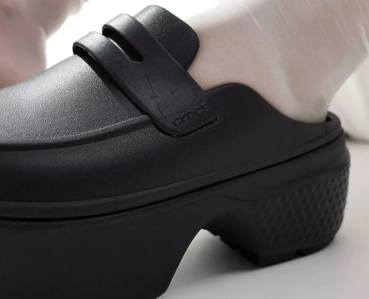 Crocs Stomp Loafer Black Detail