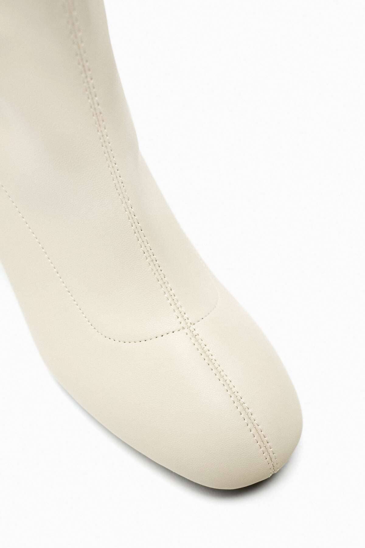 Botas de tacón stretch en color blanco de Zara