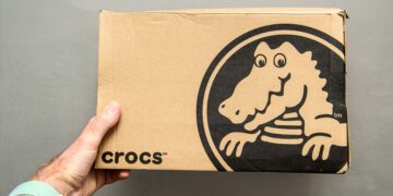 Caja de las cómodas y famosas zapatillas CROCS