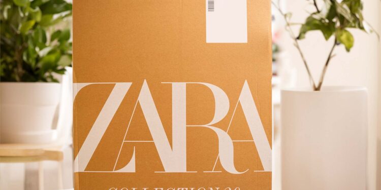 Caja de pedido de prendas de moda de Zara - Grupo Inditex