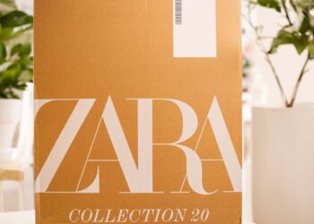 Caja de pedido de prendas de moda de Zara - Grupo Inditex