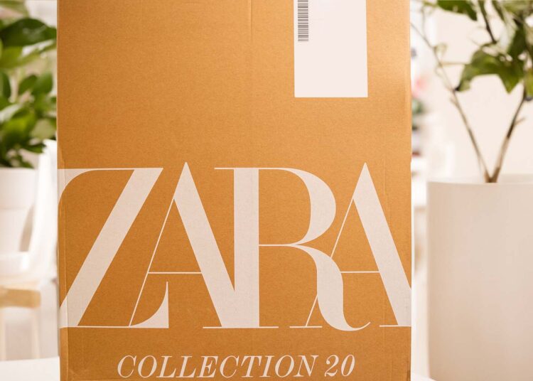 Caja de pedido de prendas de moda de Zara - Grupo Inditex