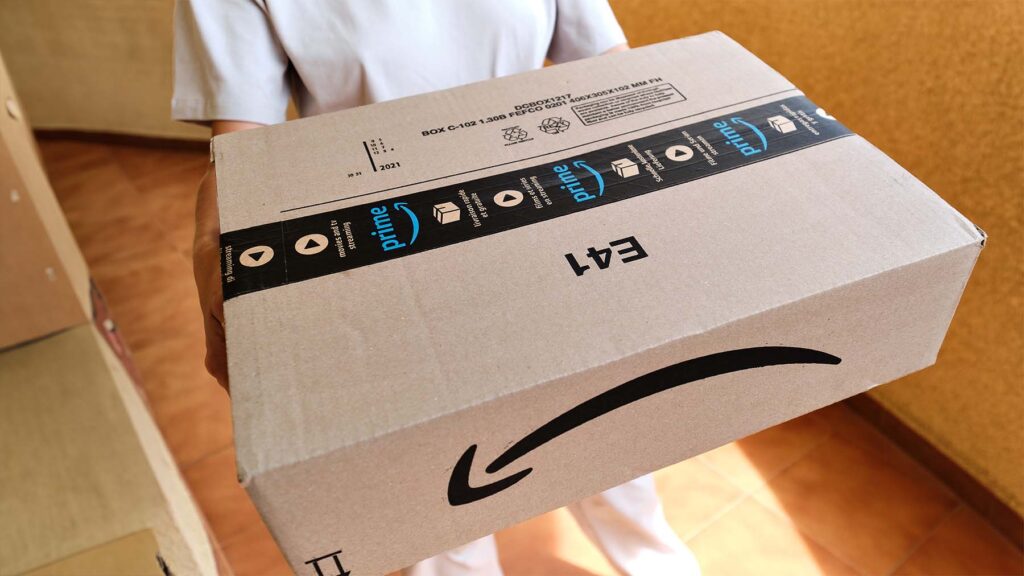 Repartidor con un pedido de Amazon Prime