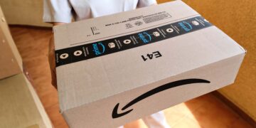 Repartidor con un pedido de Amazon Prime