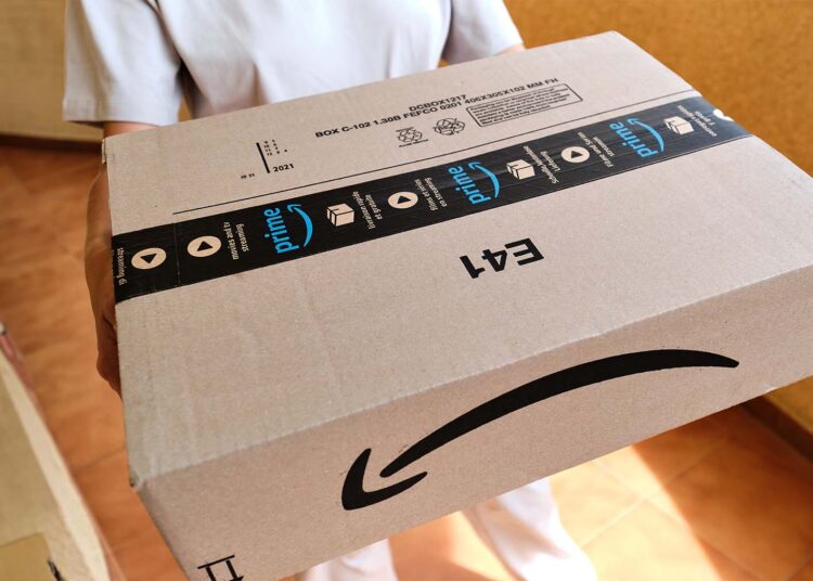 Repartidor con un pedido de Amazon Prime