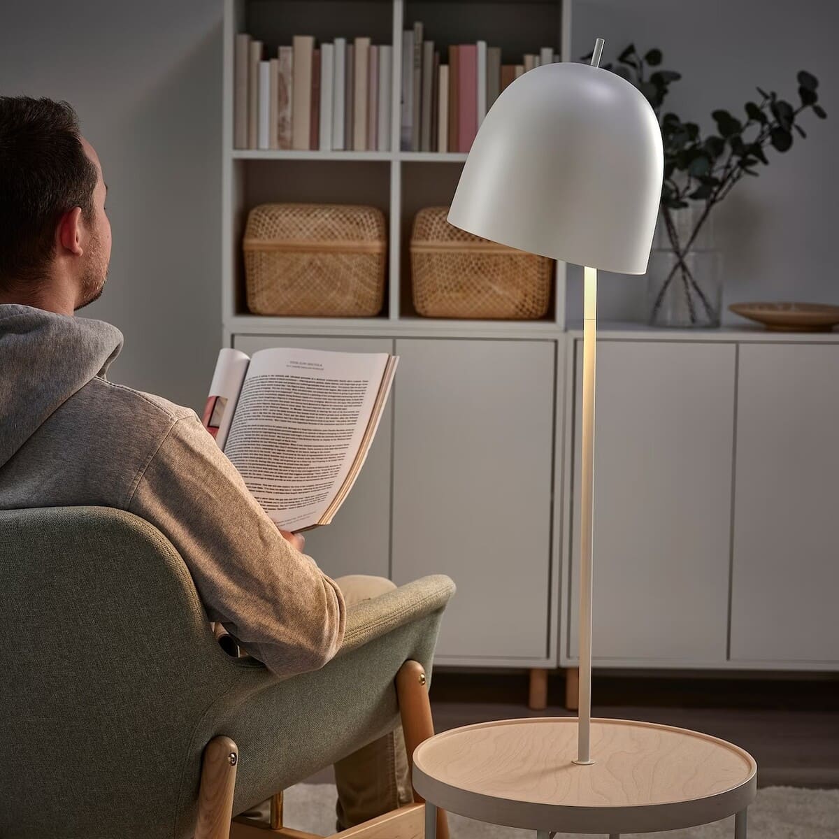 TRINDSNÖ Lámpara de pie, blanco metal chapa abedul de IKEA