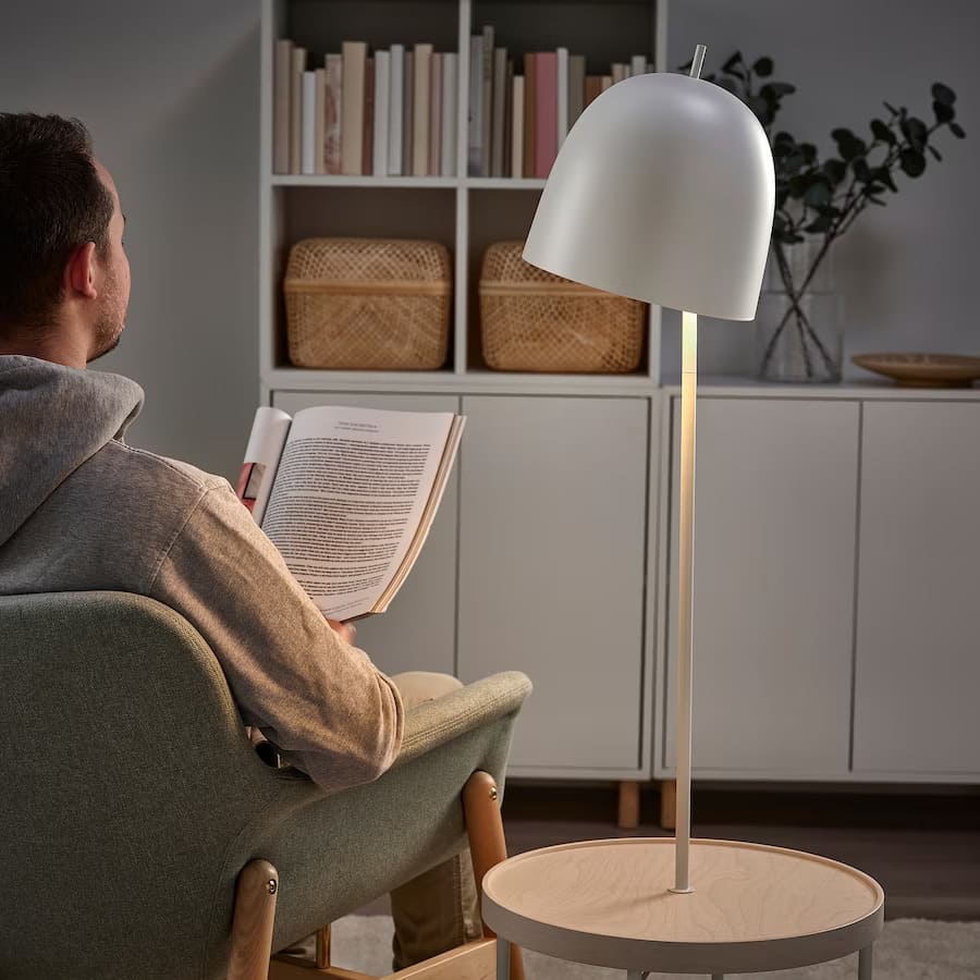 TRINDSNÖ Lámpara de pie de color blanco metal con chapa de abedul en Ikea