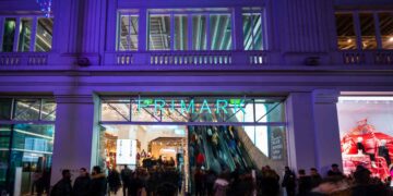 Bolso guateado con solapa y cadena de fantasía de Primark