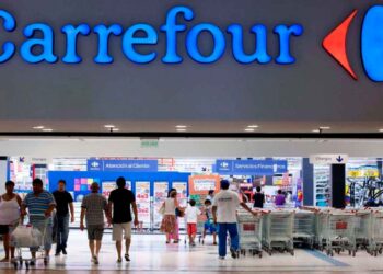 Carrefour tira el precio del robot de Cecotec que te limpia los cristales mientras te tomas el café