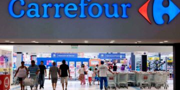 Carrefour tira el precio del robot de Cecotec que te limpia los cristales mientras te tomas el café