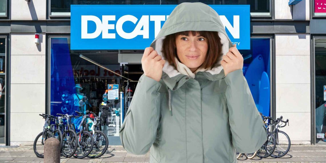 El abrigo impermeable de mujer para uso diario que triunfa en Decathlon:  bueno, bonito y barato