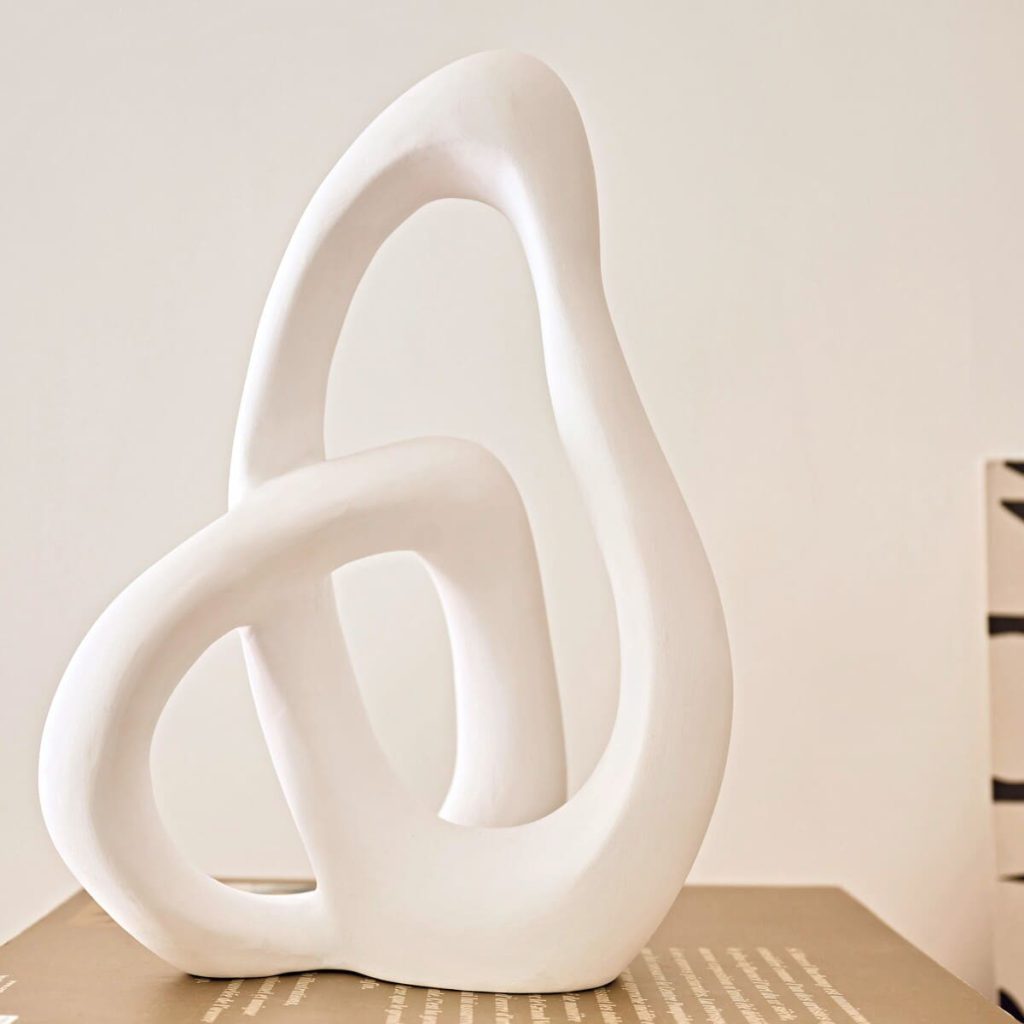 Figura abstracta de cerámica blanca
