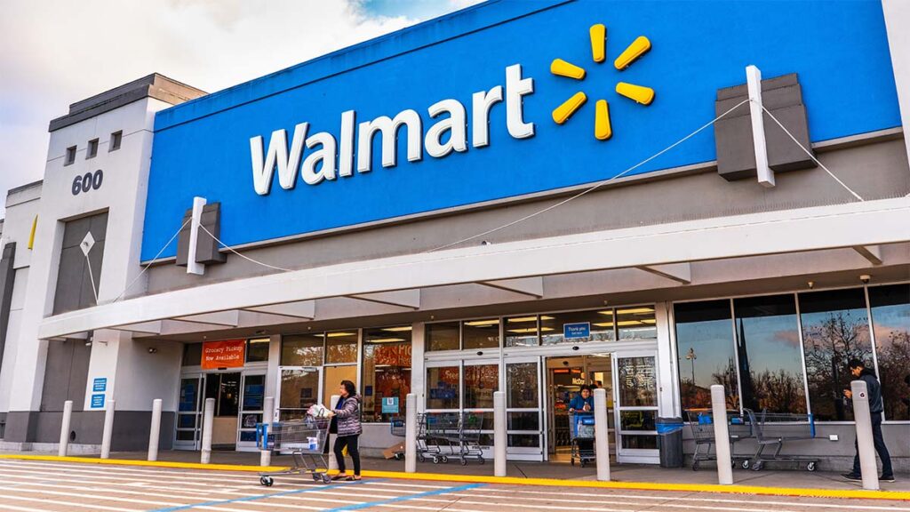 Gente comprando en una tienda Walmart en el área sur de la Bahía de San Francisco