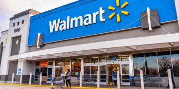 Gente comprando en una tienda Walmart en el área sur de la Bahía de San Francisco