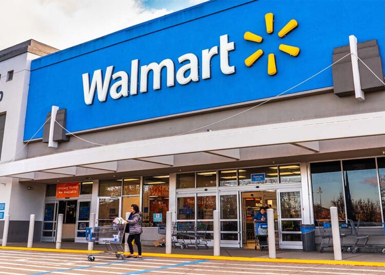 Gente comprando en una tienda Walmart en el área sur de la Bahía de San Francisco