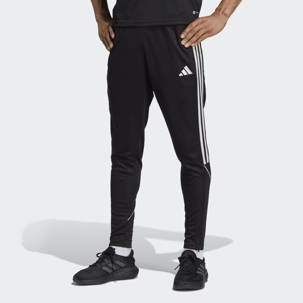 Pantalón tiro 23 color negro de Adidas