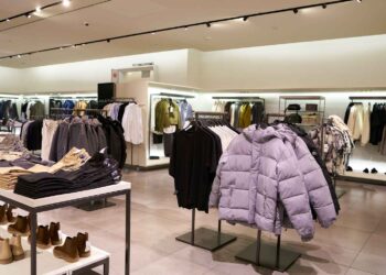 ZARA ZUECO ENGOMADO EFECTO PELO