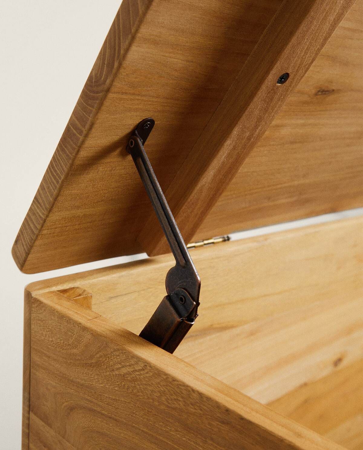 El nuevo banco de madera de olmo con almacenaje de Zara Home