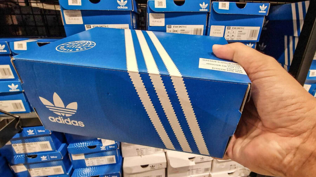 Caja de Zapatillas Adidas - MONETIA