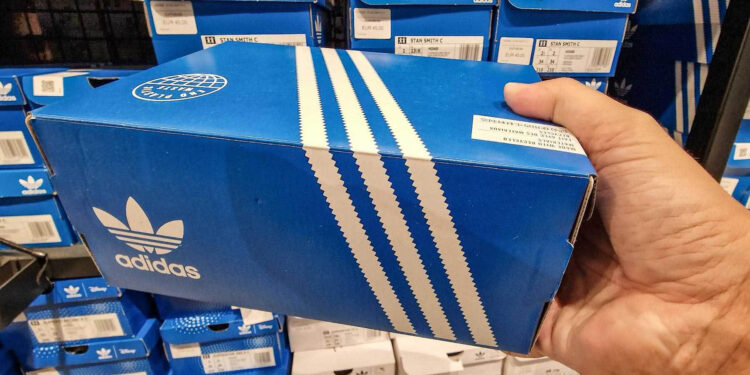 Caja de Zapatillas Adidas - MONETIA