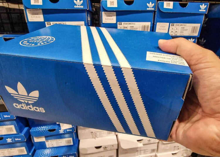 Caja de Zapatillas Adidas - MONETIA