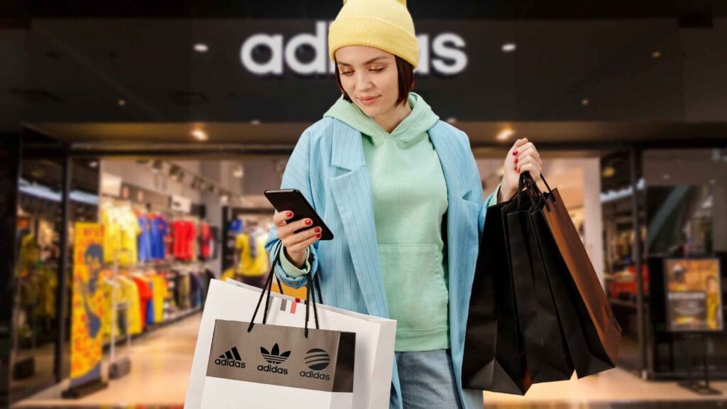 Mujer de compras en tienda ADIDAS