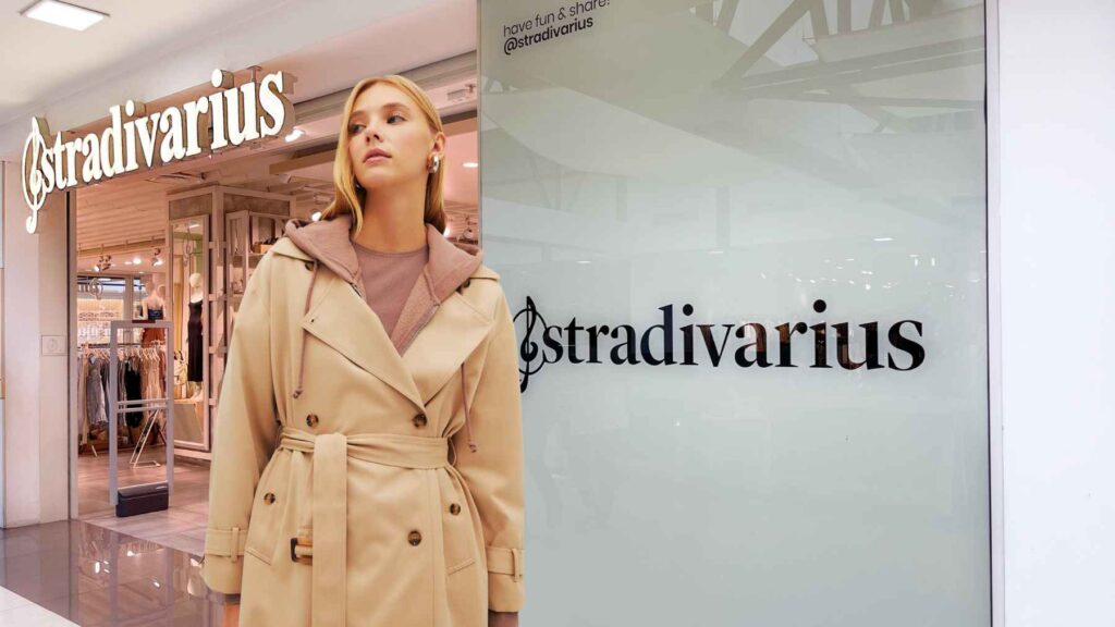 Stradivarius TRENCH LARGO FLUIDO FORRADO