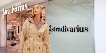 Stradivarius TRENCH LARGO FLUIDO FORRADO