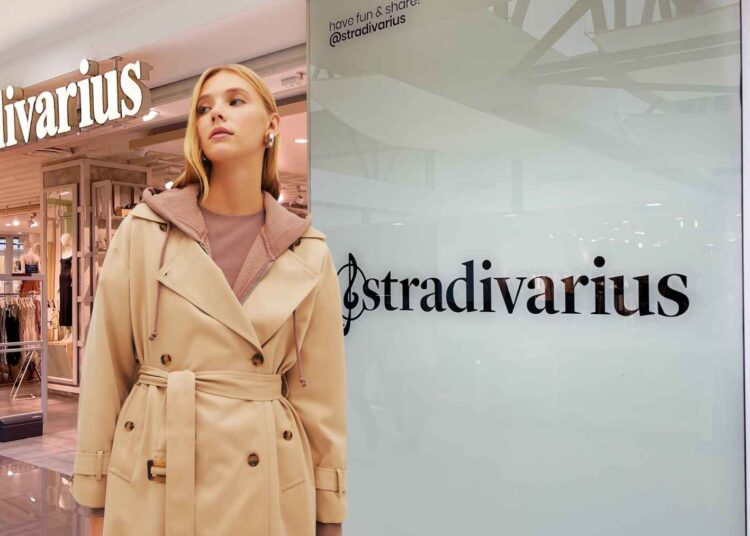 Stradivarius TRENCH LARGO FLUIDO FORRADO