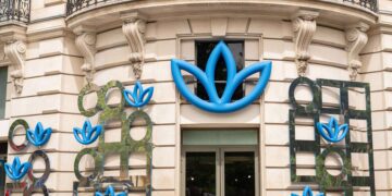 Tienda de moda de Adidas en los Campos Elíseos París