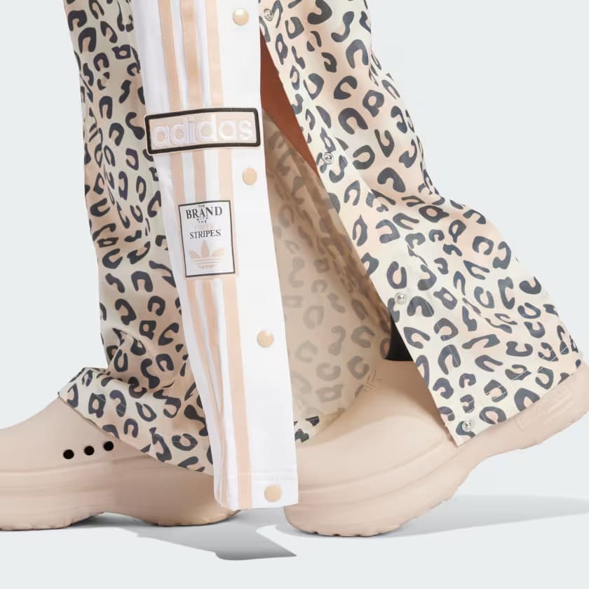 Los nuevos pantalones Adidas Originals Leopard Luxe de pernera ancha Adibreak Tracksuit Bottoms
