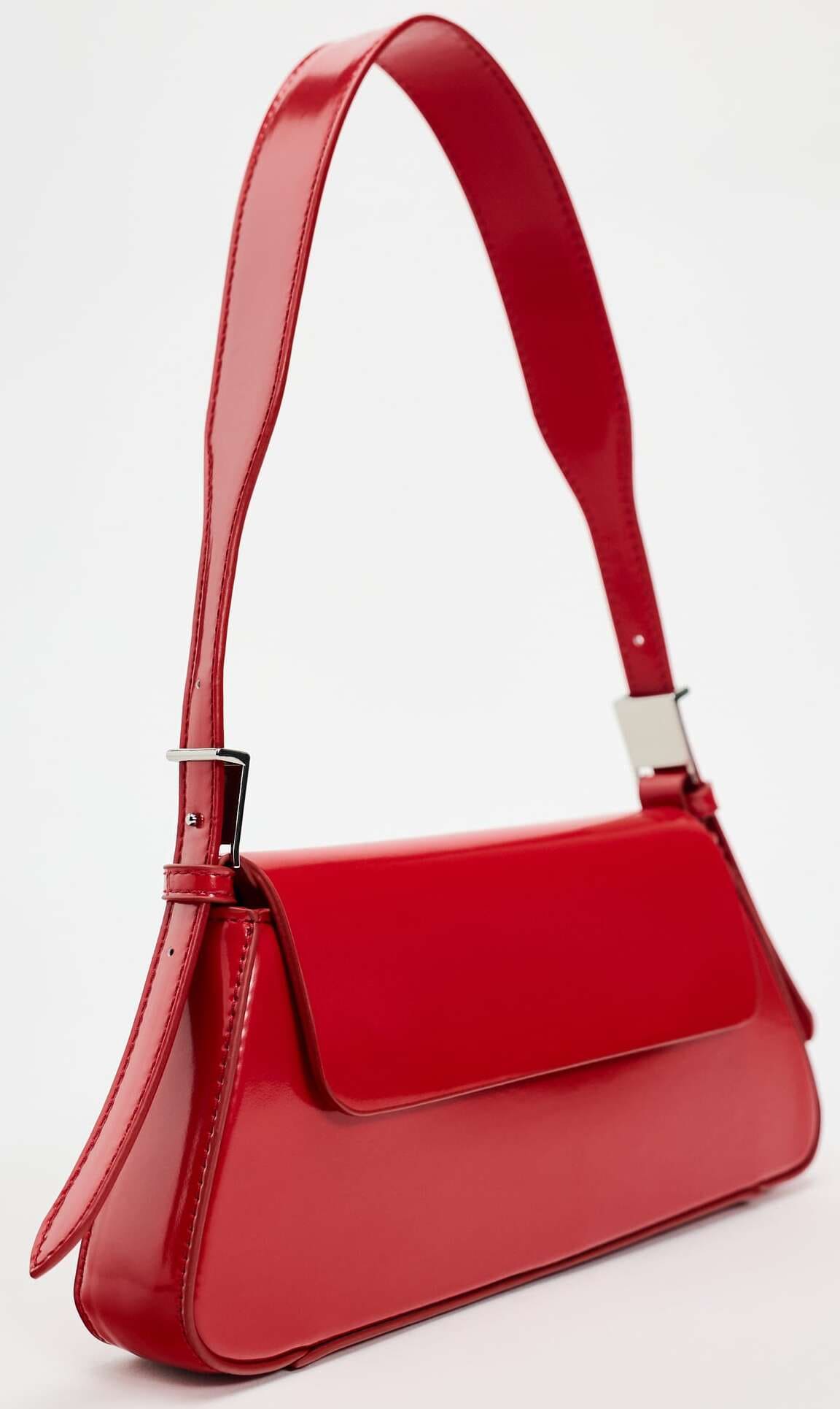 El bolso de hombro minimal solapa de color rojo de Zara