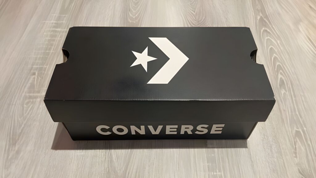 Caja de calzado marca Converse