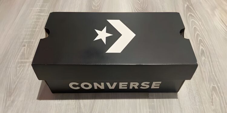 Caja de calzado marca Converse