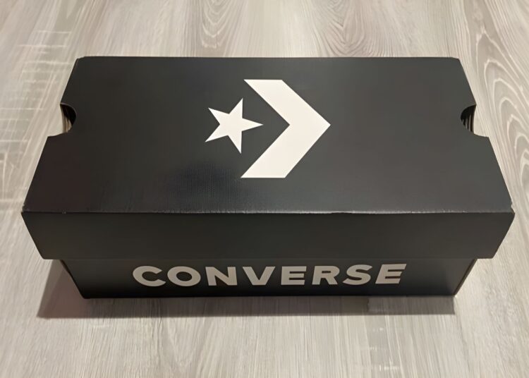 Caja de calzado marca Converse