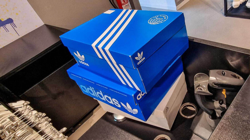 Caja de zapatillas de la firma Adidas