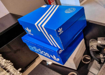 Caja de zapatillas de la firma Adidas