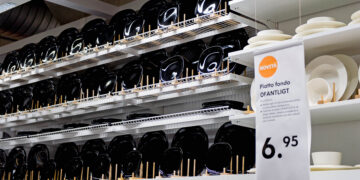 Sección de vajillas para la cocina de IKEA