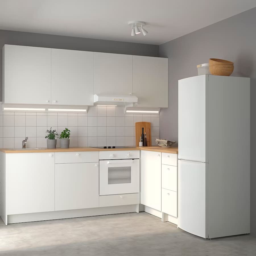 La cocina de esquina KNOXHULT de color blanco de Ikea