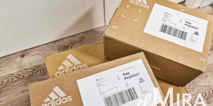 Cajas de zapatillas de Adidas