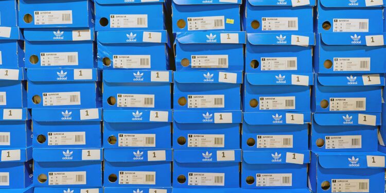 Cajas de zapatillas de la firma Adidas