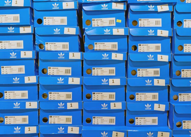 Cajas de zapatillas de la firma Adidas