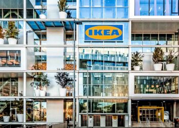 Edificio de cristal de arquitectura moderna de Ikea en Westbahnhof