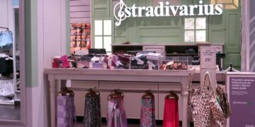 Mostrador de tienda Stradivarius