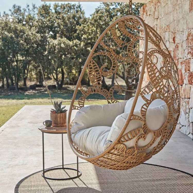 Sillón colgante de jardín de resina que imita al ratán, cojín crudo Maisons Du Monde