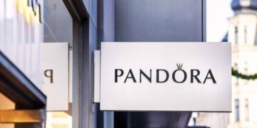 Pandora Collar Círculo de Pavé y Corazones