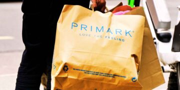 Primark bañador con escote de corazón fruncido