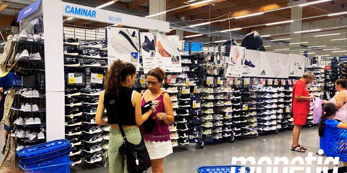 Colas en Decathlon para conseguir estas zapatillas de Skechers rebajadisimas adios dolor de pies