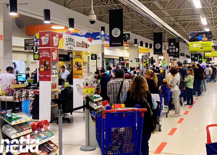 Carrefour lampara de pie mesita auxiliar