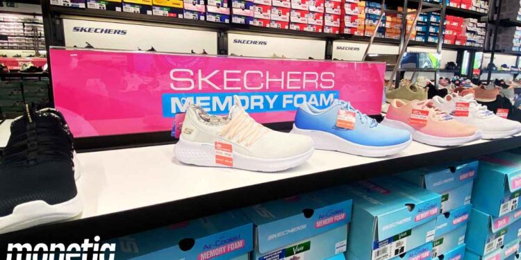 Skechers Relaxed Fit DLux Walker